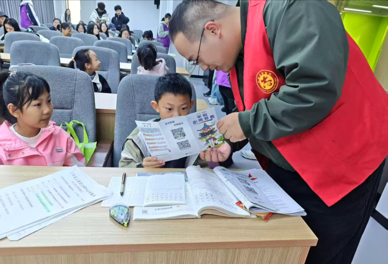 弋江区马塘街道新兴社区：反邪“小课堂”进社区 守护青春不“迷路”